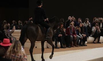 Charlotte Casiraghi ouvre à cheval le défilé Chanel haute couture 