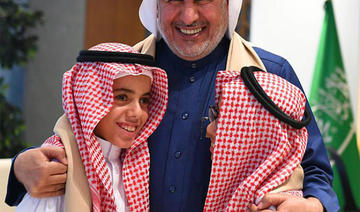 Le chef de KSrelief rencontre des jumeaux autrefois siamois 13 ans après une chirurgie réussie à Riyad 