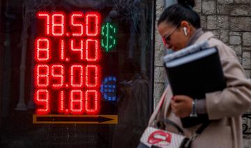 Face à la chute du rouble, les Russes inquiets pour leur épargne
