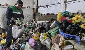 «Les déchets ont de la valeur»: au Kenya, le plastique devient brique
