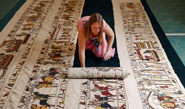 En Angleterre, une passionnée reproduit en taille réelle la tapisserie de Bayeux