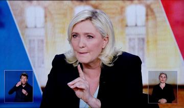 Marine Le Pen confirme sa volonté de bannir le voile de l'espace public 