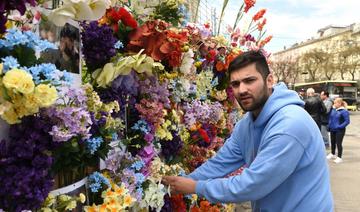 À Lviv, un mur de fleurs en hommage aux Ukrainiens tués