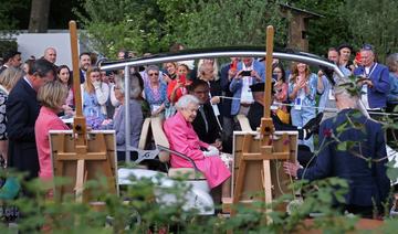 Londres : la reine visite le Chelsea Flower show en voiturette de golf