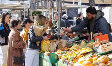 Au marché d'Aligre à Paris, le paradoxe des fruits de saison