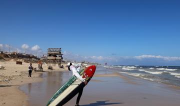 Surf et baignade, les Gazaouis redécouvrent les plaisirs d'une mer propre