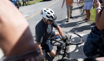 Biden tombe de vélo, mais se relève rapidement et assure aller « bien»