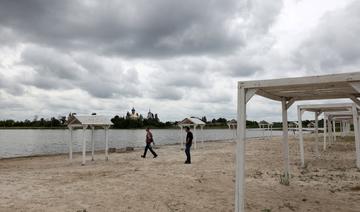 Les baigneurs bravent les roquettes sur une plage de l'est de l'Ukraine