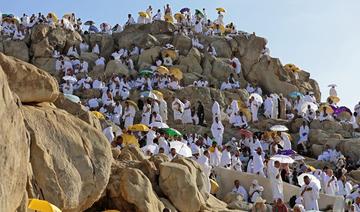 Les pèlerins prient sur le mont Arafat, point culminant du Hajj
