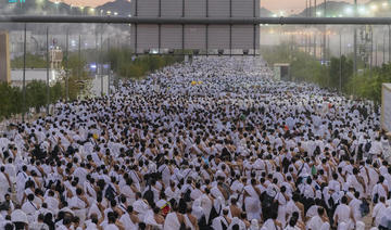 Les pèlerins quittent le mont Arafat pour accomplir les dernières étapes du Hajj