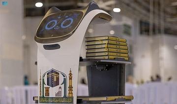 Un robot distribue des exemplaires du Coran aux pèlerins lors du Tawaf d'adieu