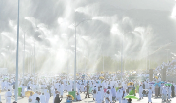 Les autorités et les bénévoles aident les pèlerins du Hajj à se rafraîchir