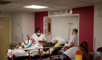 Covid: les hospitalisations continuent à baisser en France