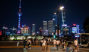 Des gens marchent sur le Bund dans le quartier de Huangpu à Shanghai, le 12 juillet 2022. (Photo, AFP)