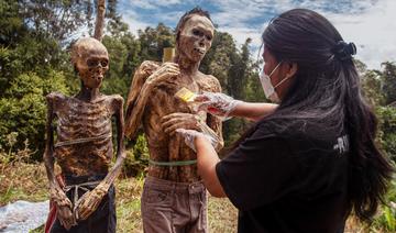 Vêtir les morts: des villageois indonésiens honorent leurs défunts lors d'un rituel