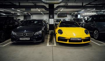 Les voitures de luxe des Russes en transit remplissent le parking de l'aéroport d'Helsinki 
