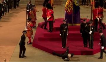 Veillant sur le cercueil de la reine Elizabeth II, un garde royal s'évanouit