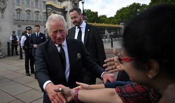 Le roi Charles III sort saluer la foule à son arrivée au palais de Buckingham