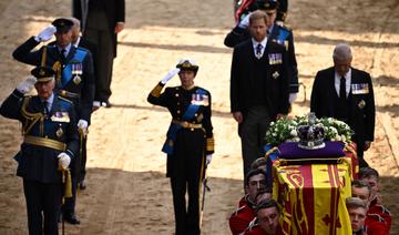 Larmes et recueillement à Westminster: Le public défile devant le cercueil d'Elizabeth II