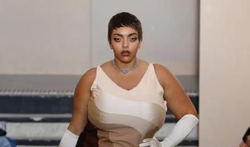 La mannequin tunisienne Ameni Esseibi arbore un style élégant à la Semaine de la mode de Paris