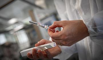 Déjà dans une vague Covid, la France commence à vacciner contre la grippe