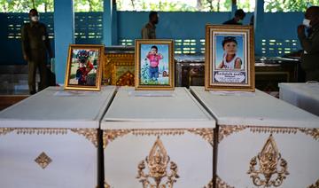 Tuerie dans une crèche en Thaïlande: des parents déposent des roses blanches