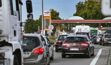 Pénuries de carburants: la grève reconduite, réunion d'urgence lundi soir à Matignon