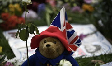 Les ours Paddington déposés en hommage à Elizabeth II donnés à une association caritative