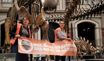 Berlin: Deux militantes écologistes se collent à un poteau dans une exposition de dinosaure
