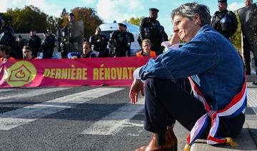 «12 milliards pour la rénovation thermique»: des militants écolos mettent la pression devant l'Assemblée