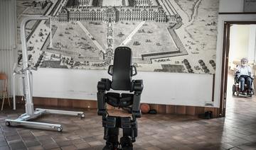 Aux Invalides, des militaires blessés peuvent remarcher à l'aide d'un exosquelette