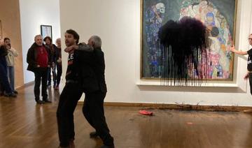 Des militants écologistes aspergent de liquide noir un chef d'œuvre de Klimt 