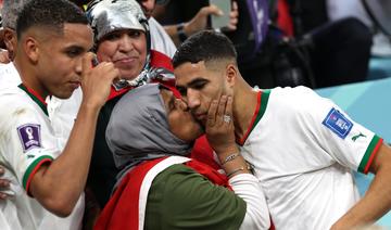 Mondial: Achraf Hakimi célèbre la victoire du Maroc avec sa mère dans les gradins