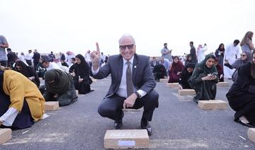 Les employés de la DGDA signent sur des briques de terre crue pour perpétuer le patrimoine d’Al-Turaif