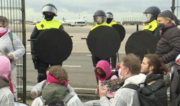 Climat: Des centaines d'activistes arrêtés à l'aéroport d'Amsterdam Schiphol