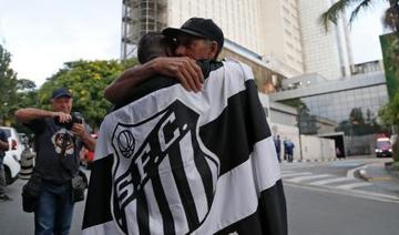 Aux portes de l'hôpital où est mort Pelé, ses fans pleurent leur «Roi»