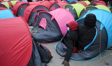 De jeunes migrants campent dans le froid devant le Conseil d'Etat