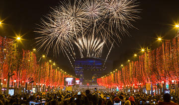 Fêter le passage de la nouvelle année 2023 sur les Champs-Élysées