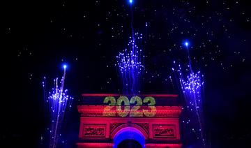Nouvel An: Sur les Champs-Elysées, de nouveau la foule et l'éclat d'un feu d'artifice