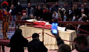 Des flots de fidèles à Saint-Pierre de Rome pour rendre hommage à Benoît XVI