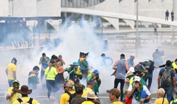 Brésil: des bolsonaristes sèment le chaos dans les lieux du pouvoir à Brasilia