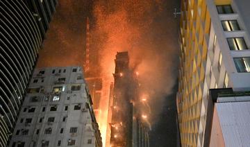 Spectaculaire incendie d'un gratte-ciel en construction à Hong Kong