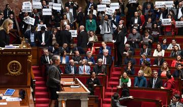 Retraites: Macron engage le 49.3, le gouvernement fragilisé, les oppositions requinquées