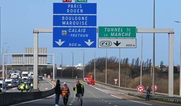 Retraites en France: une banderole géante «Désolé Charles» déployée face aux côtes anglaises