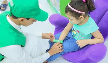 Les enfants reçoivent des bracelets dans les deux Saintes Mosquées