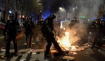 Retraites: Troisième soir de tension à Paris, barricades et charges Place d'Italie