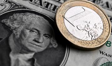 Le dollar approche de son plus bas en un an