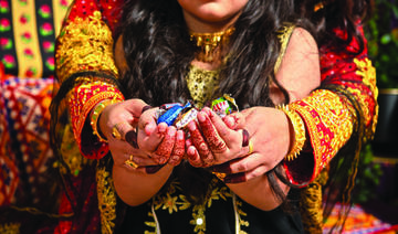 Les enfants saoudiens portent leurs plus beaux vêtements pour célébrer la tradition d’Al-Hawwamah