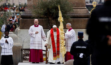 Le pape, tout juste sorti de l'hôpital, remercie les fidèles pendant la messe des Rameaux
