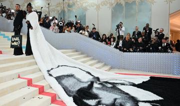 A l'extravagant gala du Met de New York, les stars de la mode et du showbiz célèbrent Lagerfeld